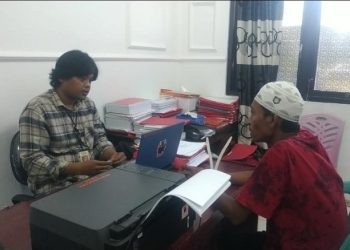 Tersangka PG saat menjalani pemeriksaan oleh penyidik Satreskrim Polres Pohuwato, Selasa (19/12/2023).(Yusuf/gopos)