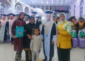 Pihak keluarga dari Rahmad Syandi Wakiden (24), mahasiswa UBM Gorontalo yang telah meninggal dunia saat proses wisuda di Graha Azizah, Sabtu (2/12/2023).(Yusuf/gopos)
