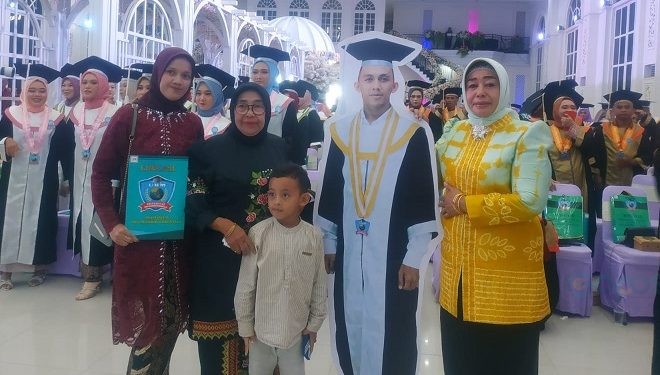 Pihak keluarga dari Rahmad Syandi Wakiden (24), mahasiswa UBM Gorontalo yang telah meninggal dunia saat proses wisuda di Graha Azizah, Sabtu (2/12/2023).(Yusuf/gopos)