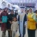 Pihak keluarga dari Rahmad Syandi Wakiden (24), mahasiswa UBM Gorontalo yang telah meninggal dunia saat proses wisuda di Graha Azizah, Sabtu (2/12/2023).(Yusuf/gopos)