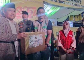 Penjagub Gorontalo Ismail Pakaya menyerahkan bingkisan kepada petugas pos pengamanan yang telah bersiaga selama Nataru, saat peninjauan posko pengamanan Natal dan Tahun Baru (Nataru), di Simpang Lima, Telaga, Kabupaten Gorontalo