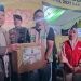 Penjagub Gorontalo Ismail Pakaya menyerahkan bingkisan kepada petugas pos pengamanan yang telah bersiaga selama Nataru, saat peninjauan posko pengamanan Natal dan Tahun Baru (Nataru), di Simpang Lima, Telaga, Kabupaten Gorontalo