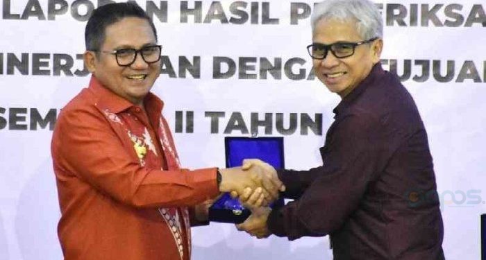 Kota Gorontalo Marten Taha, menerima dokumen LHP Semester II tentang belanja daerah tahun 2022-2023, Kamis (04/01/2024) di Kantor BPK RI Perwakilan Provinsi Gorontalo.