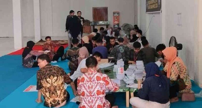 Peliputan Surat Suara oleh petugas KPU Bone Bolango.