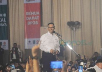 Capres 01, Anies Rasyid  Baswedan saat berorasi di hadapan ribuan simpatisan dan masyarakat Provinsi Gorontalo, Senin (8/1/2024) (putra/gopos)