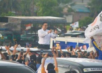 Sejumlah relawan, simpatisan dan masyarakat mengawal Anies Baswedan di Provinsi Gorontalo, Senin (8/1/2024).