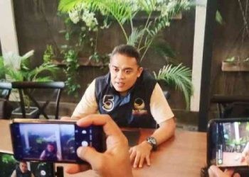 Ketua Bidang Komunikasi Publik DPW Nasdem Provinsi Gorontalo, Alyun Hippy saat konferensi pers di Rumah Makan Angelato, Kota Gorontalo, Sabtu (13/1/2024).
