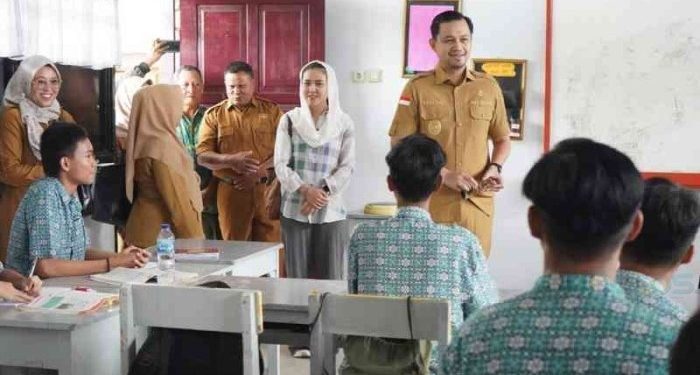 Wakil Walikota Gorontalo, Ryan Kono melakukan sejumlah Kunjungan Kerja di Lembaga Pendidikan SLTP,  untuk memantau pelaksanaan belajar mengajar dan kegiatan pengembangan kreatifitas anak melalui Gelar Karya Siswa, Selasa (16/1/2024).