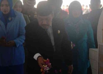 Ketua Dewan Perwakilan Rakyat Daerah (DPRD) Kabupaten Bone Bolango, Halid Tangahu saat melaksanakan tabur bunga di taman makam pahlawan Nani Wartabone.