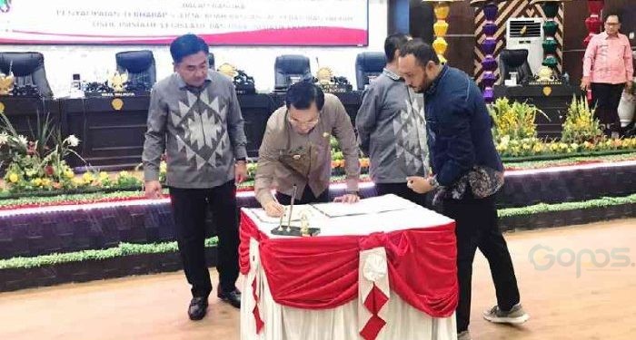 Rapat Paripurna DPRD Kota Gorontalo Pembicaraan Tingkat I (Satu) Dalam Rangka Penyampaian Terhadap 5 (Lima) Buah Rancangan Peraturan Daerah Usul Inisiatif Legislatif dan Usul Eksekutif, Selasa (23/1/2024). (Rama/Gopos)