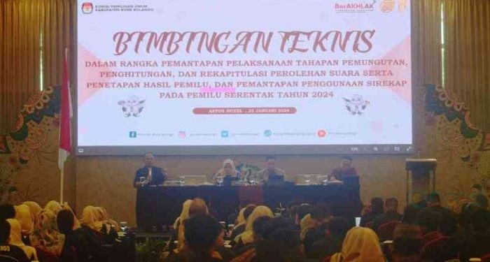 Bimbingan Teknis dalam rangka pemantapan pelaksanaan tahapan pemungutan, penghitungan, dan rekapitulasi perolehan suara serta penetapan hasil pemilu, dan pemantapan penggunaan sirekap pada pemilu serentak tahun 2024 di Hotel Aston, Kota Gorontalo, Selasa (23/1/2024).