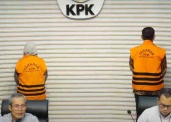 Caleg DPR RI Reyna Usman (kiri memakai rompi oranye KPK) saat konferensi pers di gedung Merah Putih KPK, Jakarta, Kamis (25/1/2024), (tangkapan layar KPK_RI X)