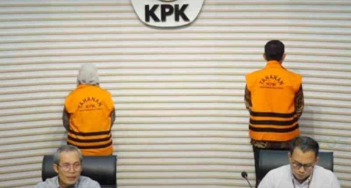 Caleg DPR RI Reyna Usman (kiri memakai rompi oranye KPK) saat konferensi pers di gedung Merah Putih KPK, Jakarta, Kamis (25/1/2024), (tangkapan layar KPK_RI X)