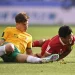 Pesepak bola Timnas Indonesia Asnawi Mangkualam (kanan) berebut bola dengan pesepak bola Timnas Australia Jordan Bos dalam pertandingan babak 16 besar Piala Asia 2023 di Stadion Jassim Bin Hamad, Doha, Qatar, Minggu (28/1/2024). ANTARAFOTO/Suara.com