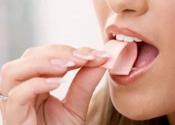 Ilustrasi Makan Permen Karet (Pixabay)