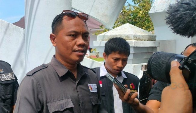 Koordinator Divisi Hukum, Pencegahan, Parmas dan Humas Bawaslu Bone Bolango, Alti Mohamad diwawancarai, Senin (8/1/2024).(F. Putra/gopos)