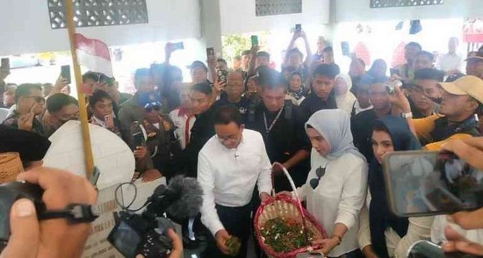 Capres Nomor Urut 1 Anies Baswedan saat ziarah ke makam Pahlawan Nani Wartabone di Desa Bube, Kecamatan Suwawa, Bone Bolango, Gorontalo, Senin (8/1/2024).(F. Putra/gopos)