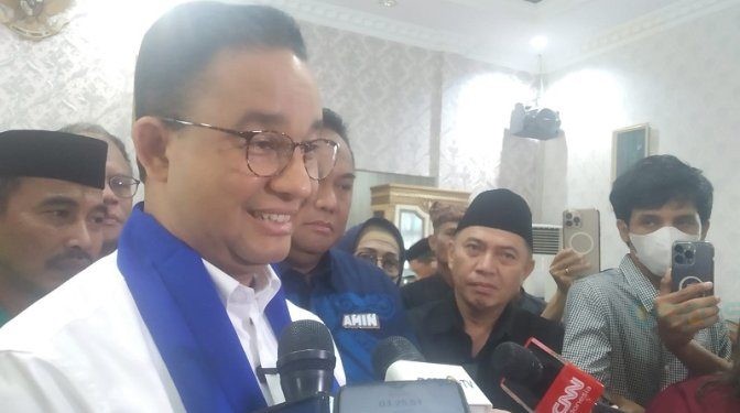 Capres Nomor Urut 1 Anies Baswedan saat tiba di Gorontalo, Senin (8/1/2024). (F. Abin/gopos)