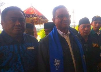 Capres Nomor Urut 1 Anies Baswedan saat tiba di Bandara Djalaluddin Gorontalo, Senin (8/1/2024). (F. Abin/gopos)