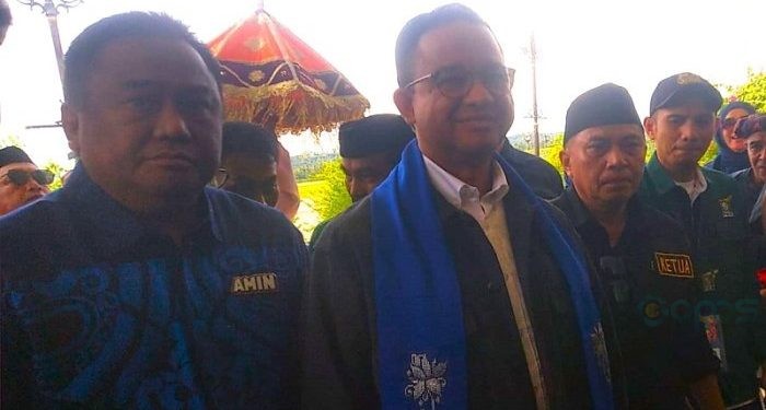 Capres Nomor Urut 1 Anies Baswedan saat tiba di Bandara Djalaluddin Gorontalo, Senin (8/1/2024). (F. Abin/gopos)