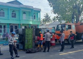 Truk pengangkut solar terbalik di jalan trans Sulawesi Desa Tunggulo Kecamatan Limboto Barat Kabupaten Gorontalo, Jumat (19/1/2024).