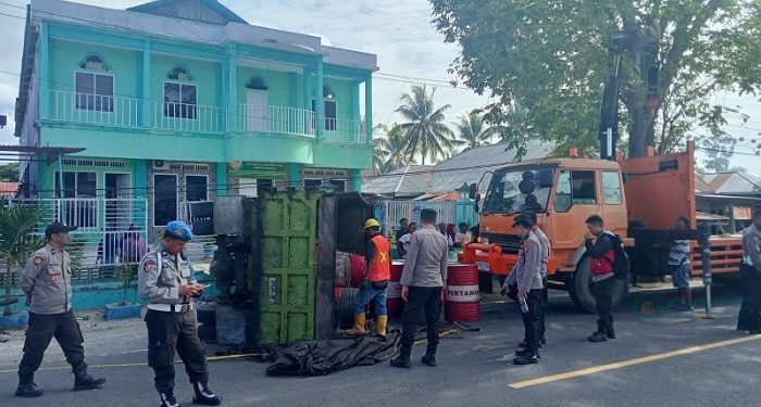 Truk pengangkut solar terbalik di jalan trans Sulawesi Desa Tunggulo Kecamatan Limboto Barat Kabupaten Gorontalo, Jumat (19/1/2024).