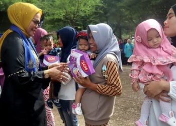 Bupati Merlan S. Uloli saat menyerahkan bantuan untuk anak stunting di Kecamatan Kabila Bone, Senin (22/1/2024). (F.AKP/Diskominfo)