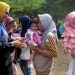 Bupati Merlan S. Uloli saat menyerahkan bantuan untuk anak stunting di Kecamatan Kabila Bone, Senin (22/1/2024). (F.AKP/Diskominfo)