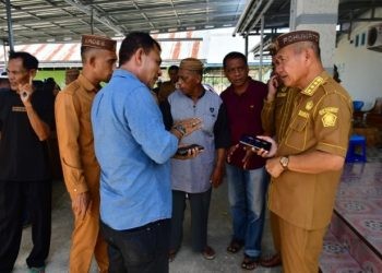 Bupati Pohuwato, Saipul Mbuinga, Menemui Petani Sawah di Kecamatan Duhiadaa, Senin (8/1/2024). (F humas Pemda Pohuwato)