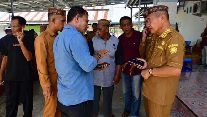 Bupati Pohuwato, Saipul Mbuinga, Menemui Petani Sawah di Kecamatan Duhiadaa, Senin (8/1/2024). (F humas Pemda Pohuwato)