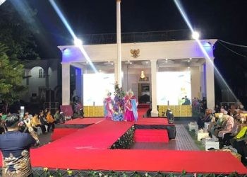 Parade busana dalam perayaan Hari Karawo di Halaman Rumah Dinas Gubernur Gorontalo, Selasa (23/1/2024)
