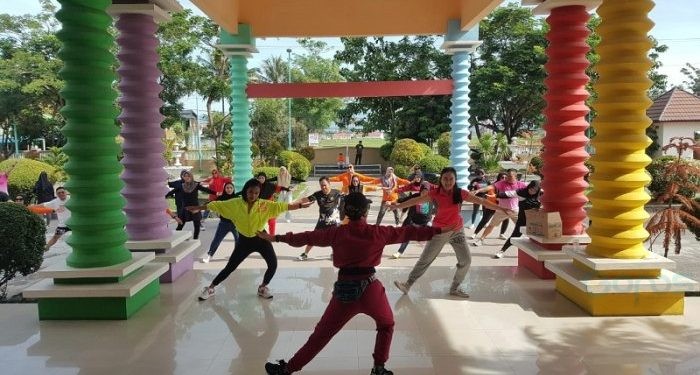 Senam zumba yang digelar di kantor DPRD Kota Gorontalo, Jumat (12/1/2024).