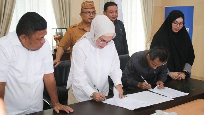 Plt Bupati Merlan S. Uloli dan Ketua Bawaslu Sofyan Djama saat menandatangani Naskah Perjanjian Hibah Daerah (NPHD) Pemilu dan Pilkada serentak 2024 di Ruang Rapat Bupati, Senin (8/1/2024). (Foto Yudi/Sespri)