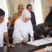 Plt Bupati Merlan S. Uloli dan Ketua Bawaslu Sofyan Djama saat menandatangani Naskah Perjanjian Hibah Daerah (NPHD) Pemilu dan Pilkada serentak 2024 di Ruang Rapat Bupati, Senin (8/1/2024). (Foto Yudi/Sespri)