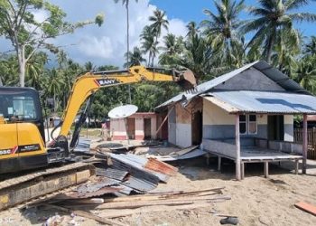 Proses eksekusi sejumlah bangunan gazebo di lokasi pantai Botutonuo, Desa Botutonuo, Kecamatan Kabila Bone, Bone Bolango, Kamis (4/1/2024)