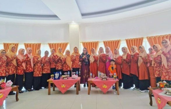 Dharma Wanita Persatuan (DWP) Dinas Kesehatan Provinsi Gorontalo melakukan pertemuan silaturahmi dengan jajaran DWP Kabupaten Banggai di Graha Pemda Banggai