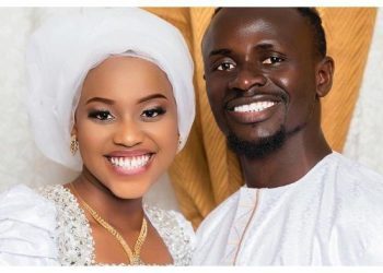 Kabar bahagia datang dari bintang Al Nassr, Sadio Mane. Dirinya resmi menikahi kekasihnya yakni Aisha Tamba di Dakar, Senegal. 