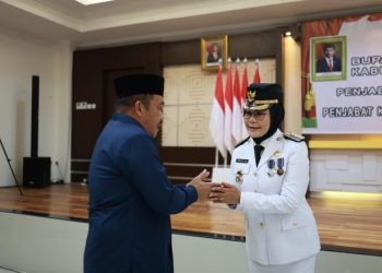 Ketua DPRD Bone Bolango, Halid Tangahu saat mengucapkan selamat kepada Bupati Definitif, Merlan Uloli.