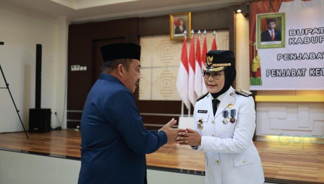 Ketua DPRD Bone Bolango, Halid Tangahu saat mengucapkan selamat kepada Bupati Definitif, Merlan Uloli.