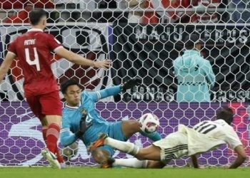 Striker Irak Mohanad Ali sudah lebih dulu dalam posisi offside ketika menyundul bola yang dalam prosesnya berhasil dihalau kiper timnas Indonesia Ernando Ari. Namun, wasit tak menggubris hal itu hingga beberapa detik kemudian Irak benar-benar mencetak gol lewat Osama Rashid dalam matchday pertama Grup D Piala Asia 2023 di Stadion Ahmad bin Ali, Al Rayyan, Qatar pada Senin (15/1/2024). [AFP]