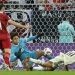Striker Irak Mohanad Ali sudah lebih dulu dalam posisi offside ketika menyundul bola yang dalam prosesnya berhasil dihalau kiper timnas Indonesia Ernando Ari. Namun, wasit tak menggubris hal itu hingga beberapa detik kemudian Irak benar-benar mencetak gol lewat Osama Rashid dalam matchday pertama Grup D Piala Asia 2023 di Stadion Ahmad bin Ali, Al Rayyan, Qatar pada Senin (15/1/2024). [AFP]