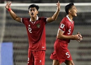 Bek sayap Timnas Indonesia, Pratama Arhan (kiri). [J STA ROSA / AFP]