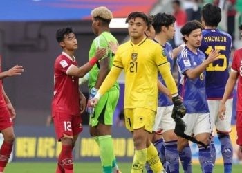 Pemain Indonesia dan Jepang saling memberi hormat usai pertandingan sepak bola Grup D Piala Asia 2023 di Stadion al-Thumama Doha pada 24 Januari 2024. Giuseppe CACACE / AFP