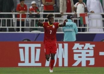 Penyerang Kirgistan Joel Kojo rayakan gol ke gawang Oman di laga pamungkas Grup F Piala Asia 2023 di Stadion Abdullah bin Khalifa di Doha pada 25 Januari 2024. KARIM JAAFAR / AFP
