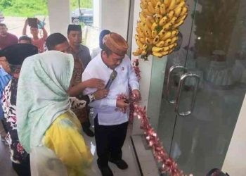 Ketua DPRD Bone Bolango Halid Tangahu berserta jajaran DPRD Bone Bolango dan Bupati Bone Bolango, Merlan Uloli meresmikan kantor baru DPRD Bone Bolango, Jumat 26/1/2024