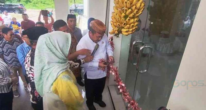 Ketua DPRD Bone Bolango Halid Tangahu berserta jajaran DPRD Bone Bolango dan Bupati Bone Bolango, Merlan Uloli meresmikan kantor baru DPRD Bone Bolango, Jumat 26/1/2024