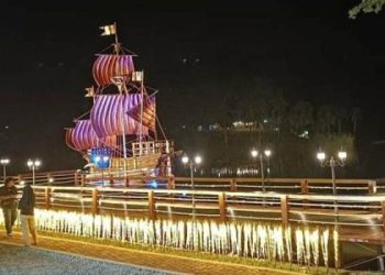 Miniatur kapal perang abad 17 di Danau Perintis saat malam hari. (Andris Modamba Saleh/Disparpora Bone Bolango)