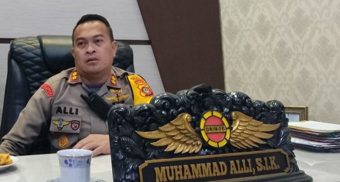 Kapolres Bone Bolango AKBP Muhammad Alli saat diwawancarai di ruang kerjanya, Kamis (4/1/2024).(F. Indra/gopos)