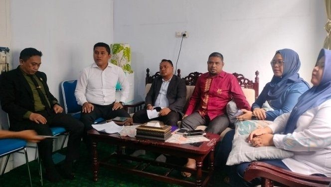LBH IAIN Sultan Amai Gorontalo saat memberikan keterangan pers. (Putra/Gopos)