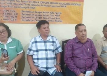 Pemilik lahan selaku penggugat bersama tim pengacara menyampaikan keterangan pers terkait putusan Mahkamah Agung (MA) sengketa lahan Bandara Gorontalo.